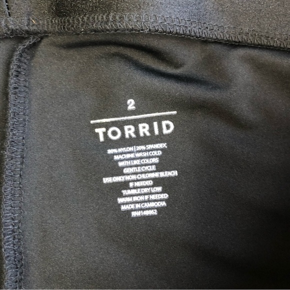 Torrid liquid black crop legging cutout side detail size 2 - Picture 2 of 11